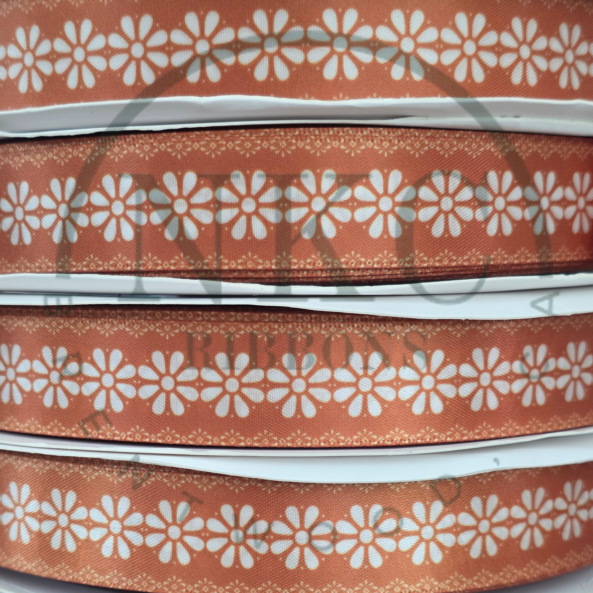 7/8 WHITE DAISY ON GINGER (TALAVERA INSPIRED)